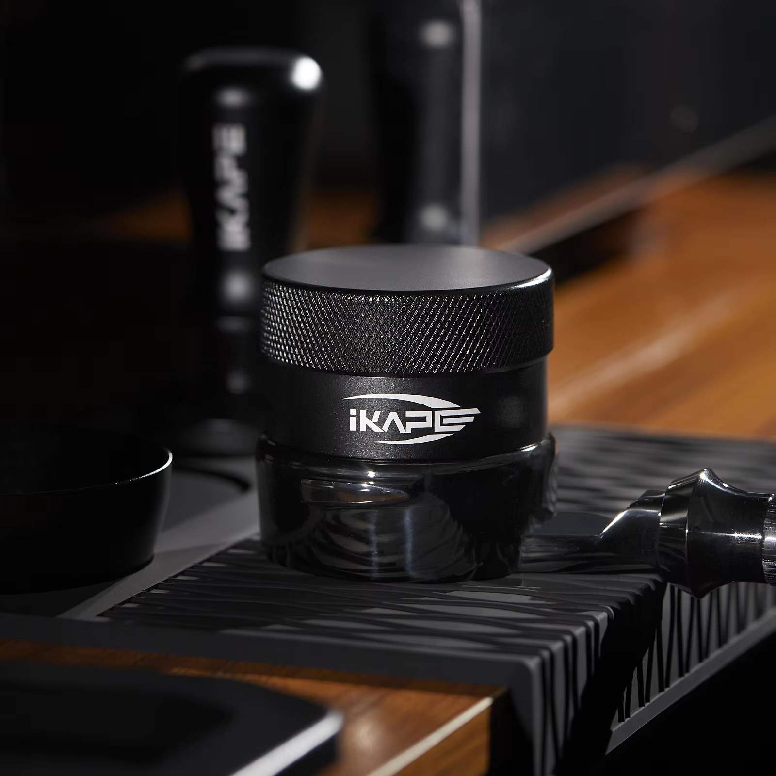 IKAPE 重力式エスプレッソディストリビューター、51/54/58MM エスプレッソポルタフィルターに適合、コーヒー分配ツール (ブラック/ホワイト/スライバー)