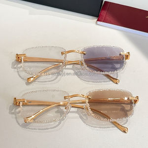 男女兼用の、カスタムデザインの高品質フレームレスゴールドスクエアサングラス。調光レンズ、ダイヤモンドカット、贅沢なUVカット率400%。