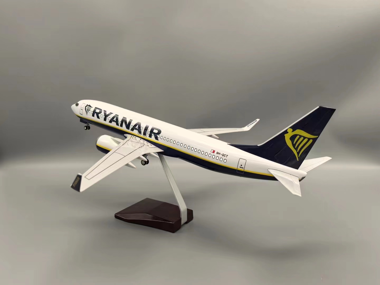 1:85 スケール飛行機おもちゃ B737-800 飛行機 RYANAIR 航空会社航空機モデルベース着陸装置樹脂ミニチュア飛行機子供のための