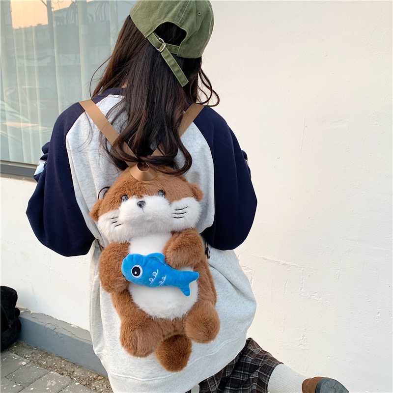愛らしいカワウソ保持魚ぬいぐるみバックパックカピバラかわいい女の子トレンディなバックパック子供のためのカジュアルギフト