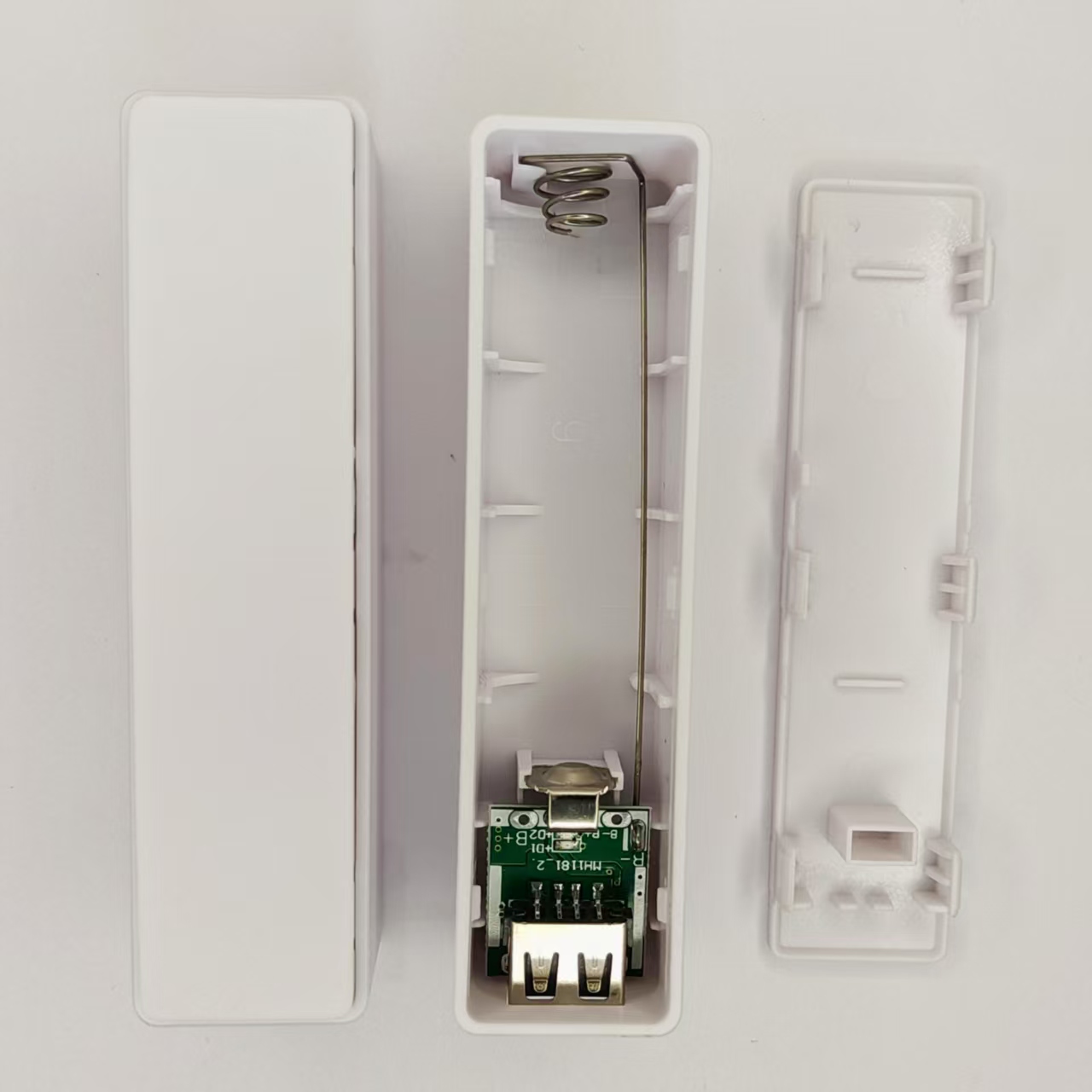 5pcsDIY ポータブルモバイルパワーバンクケース製品には、ハンドヘルド電話の充電器と互換性のある 18650 バッテリーが必要です