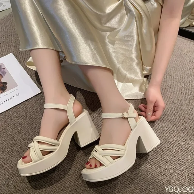 厚底厚底ハイヒールバックルフィッシュマウスサンダル女性用スカートとサンダルとビーチで履く新しいスタイル2026