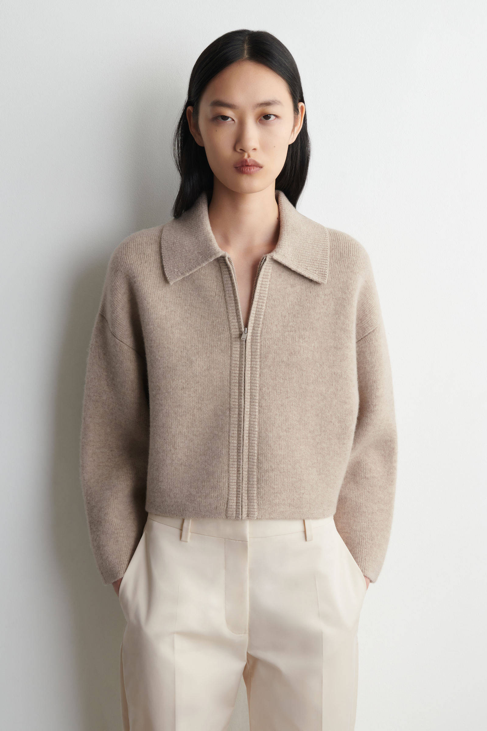 XIMIAN APPAREL 2026 YAZHIMEI cos 春の新スタイルのレディースカジュアル標準スタイルショートラペルベージュジッパージャケット