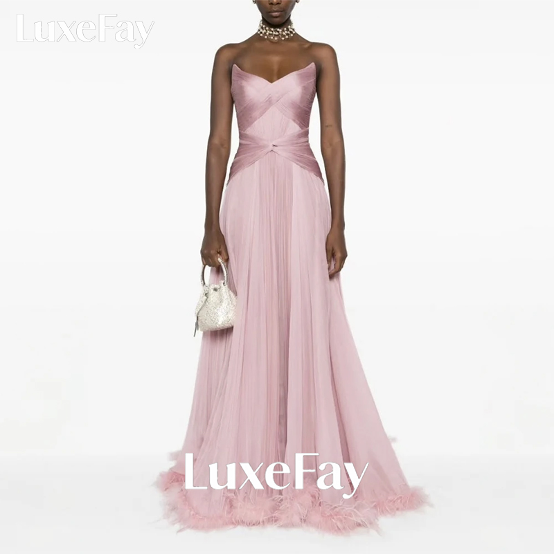 LuxeFay カスタマイズされたピンクの羽のイブニングドレスフォーマルストラップレスノースリーブチャペルトレインガウン高級プリーツ特別な日のドレス