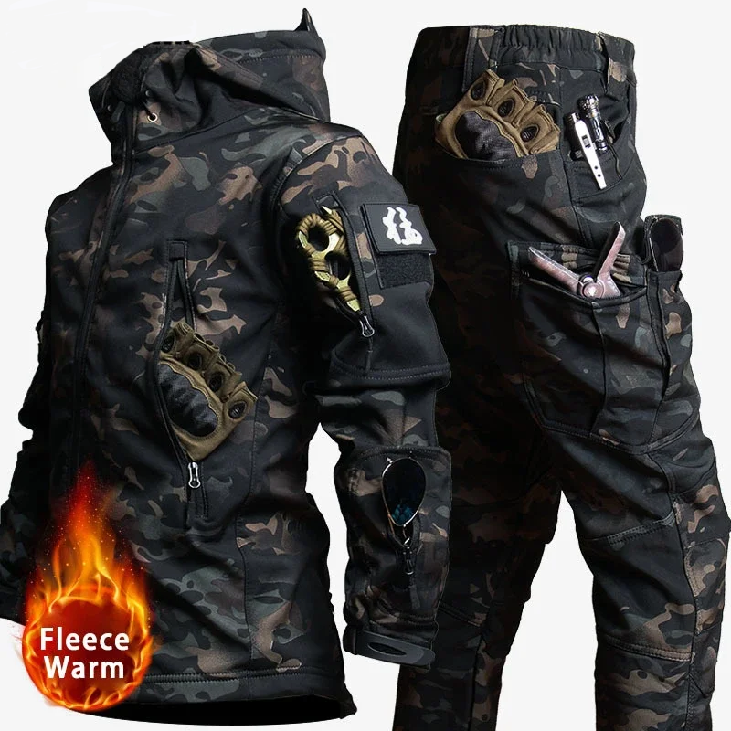 冬の戦術セット男性屋外作業フリースジャケット防水サメ皮ソフトシェルフード付きジャケットマルチポケットカーゴパンツ 2 個