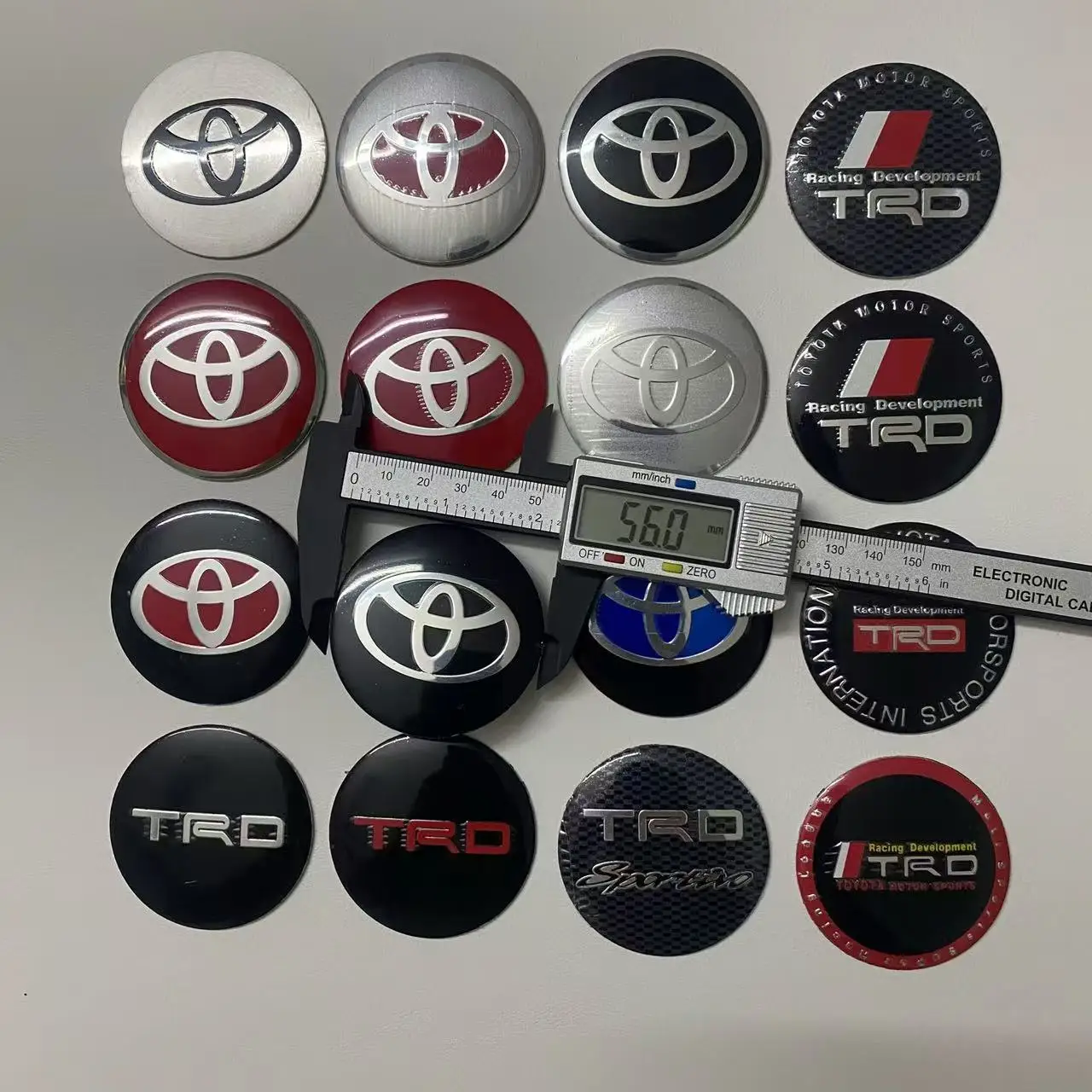 4 個トヨタホイールセンターハブキャップバッジステッカー 56 ミリメートルアルミ合金ロゴトヨタプラド Rav4 ヤリスハイラックスプリウスカローラカムリ