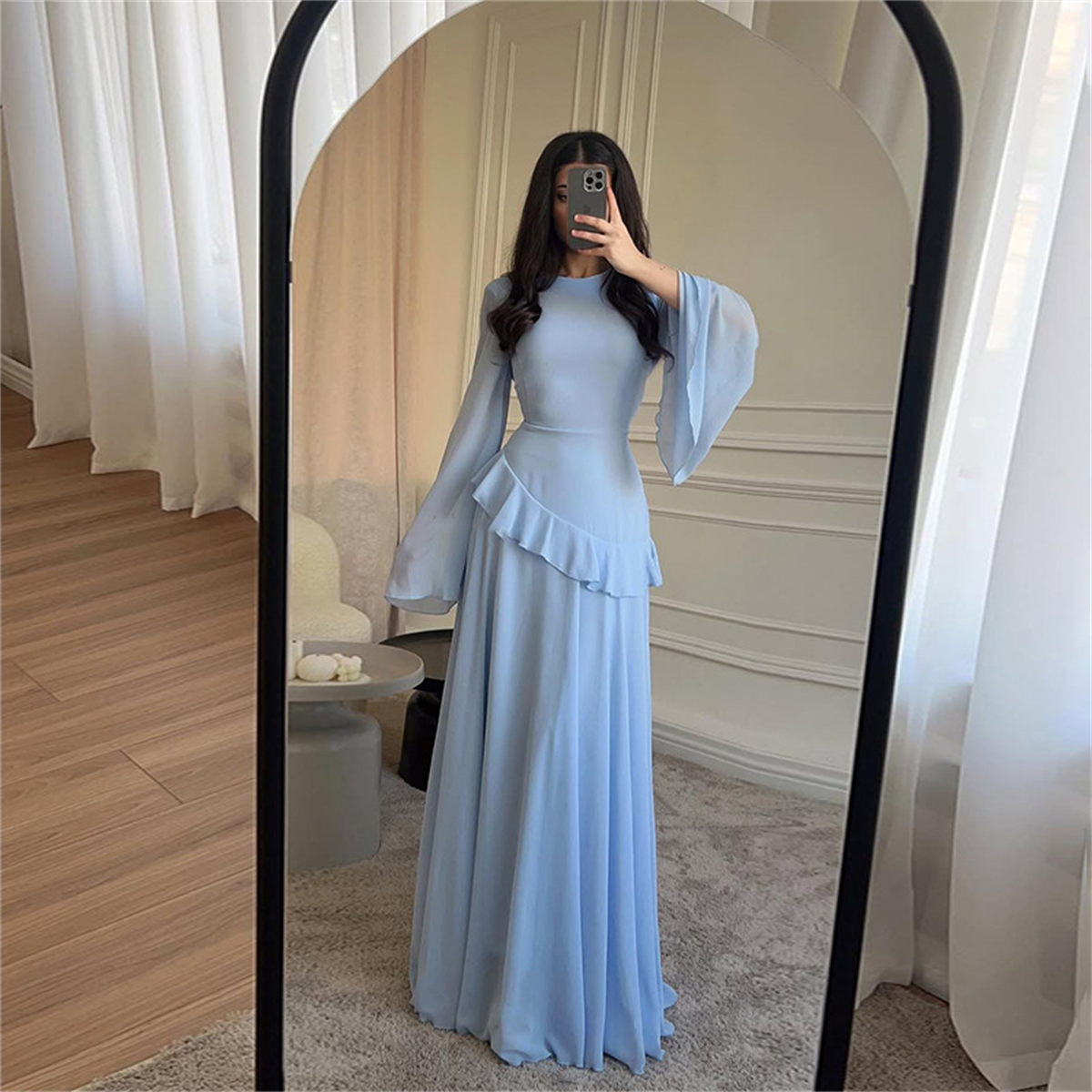 カスタマイズされたスカイブルーフレアスリーブシフォンマキシドレス女性フリルウエスト床の長さの結婚式のゲストフォーマルイブニングパーティーロングガウン