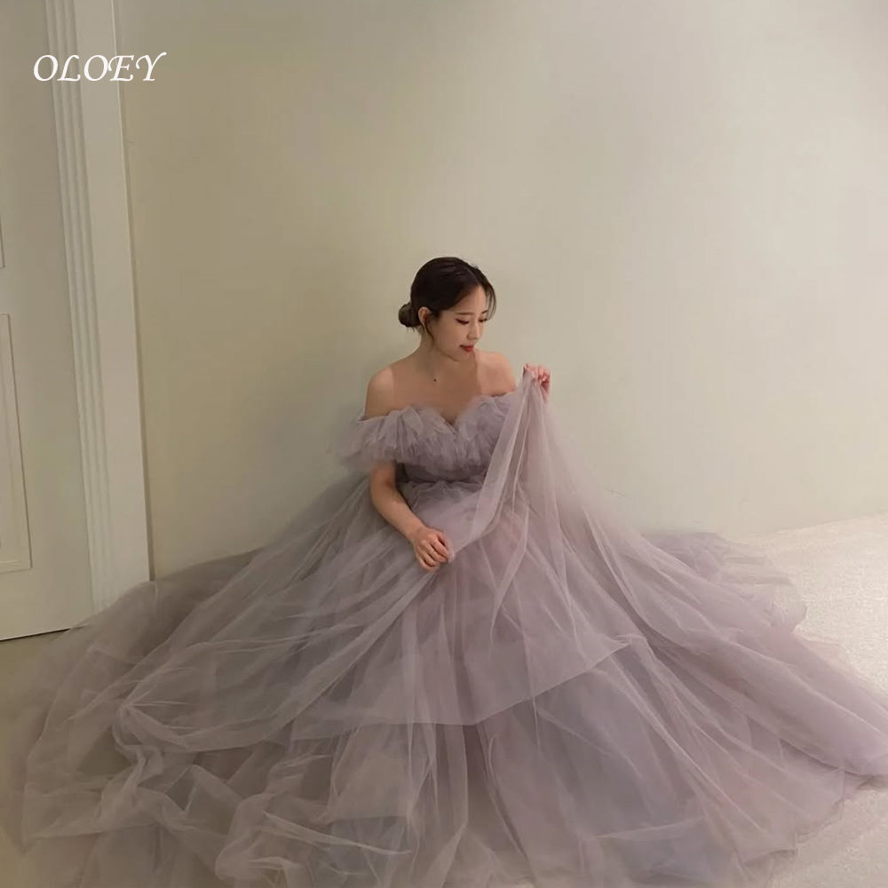 OLOEY 妖精パープルチュールのウェディングドレス写真撮影オフショルダープリーツブライダルドレス A ラインエレガントなスイープトレインイブニングドレス