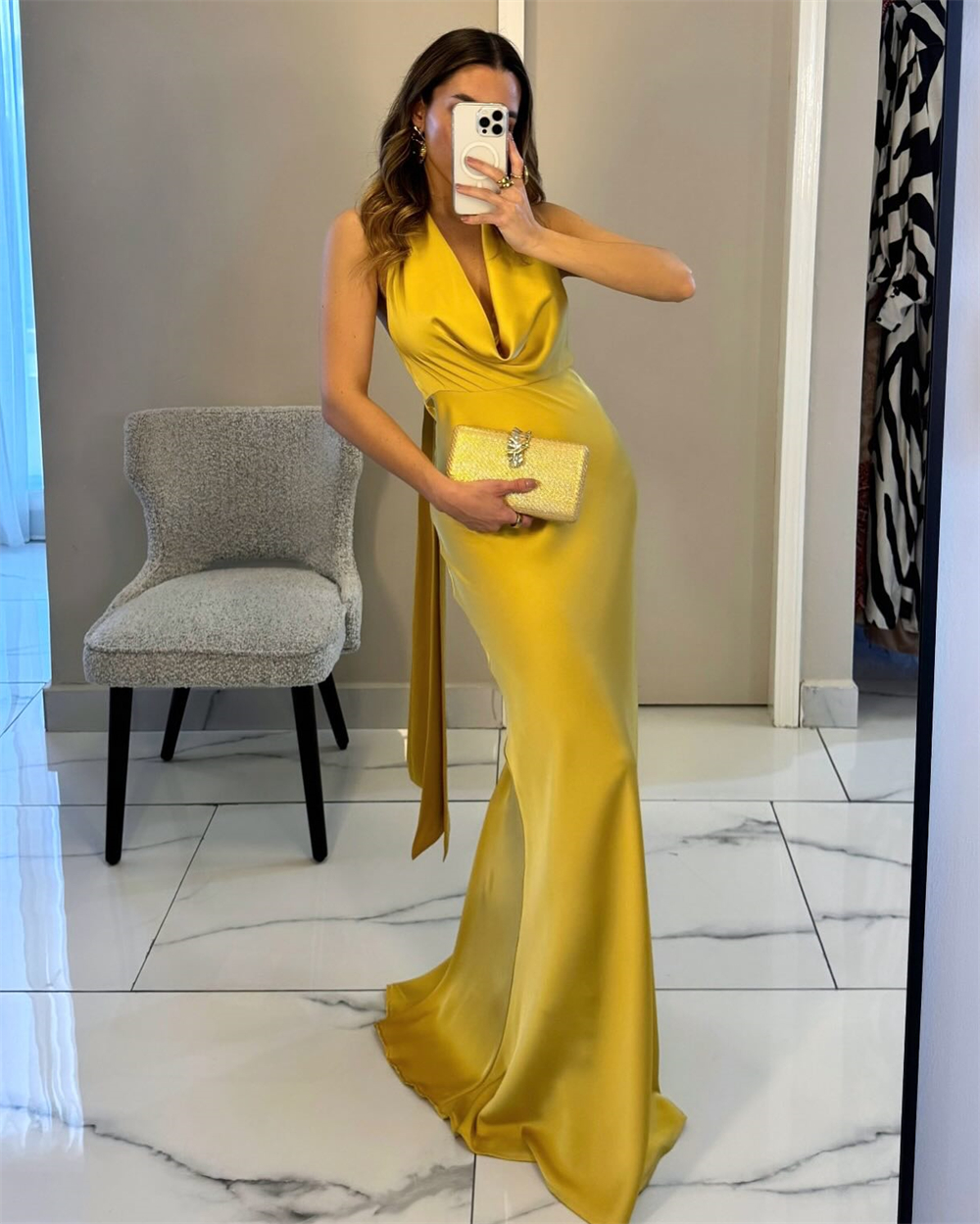 カスタマイズされた繊細なマーメイドホルターバックレスイブニングドレス気質サテンプリーツイエロー Vestido デ フェスタ Vestido D