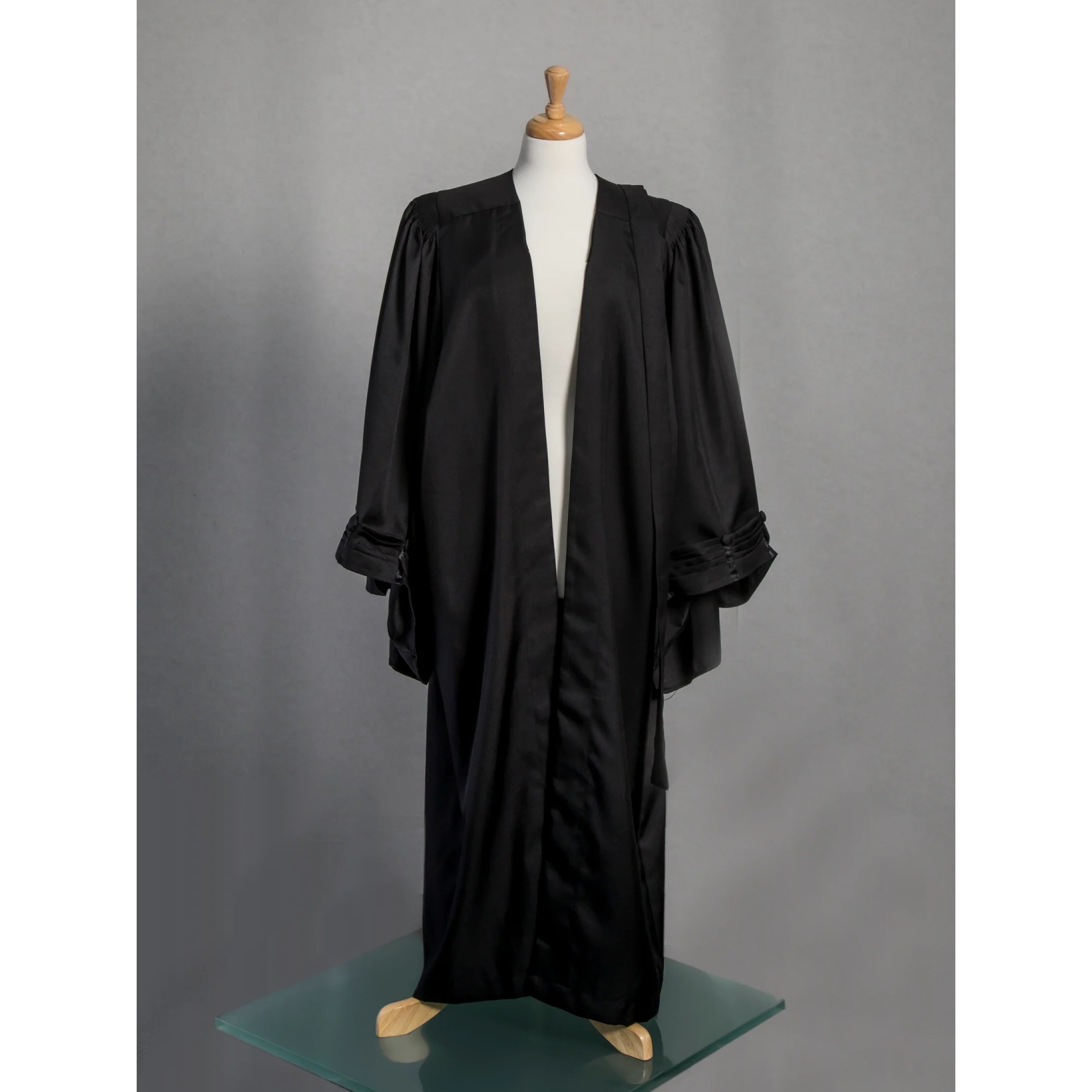 Wholesale Superior Quality Judicial Attire Judge Robe Classic Black Lawyers Robe