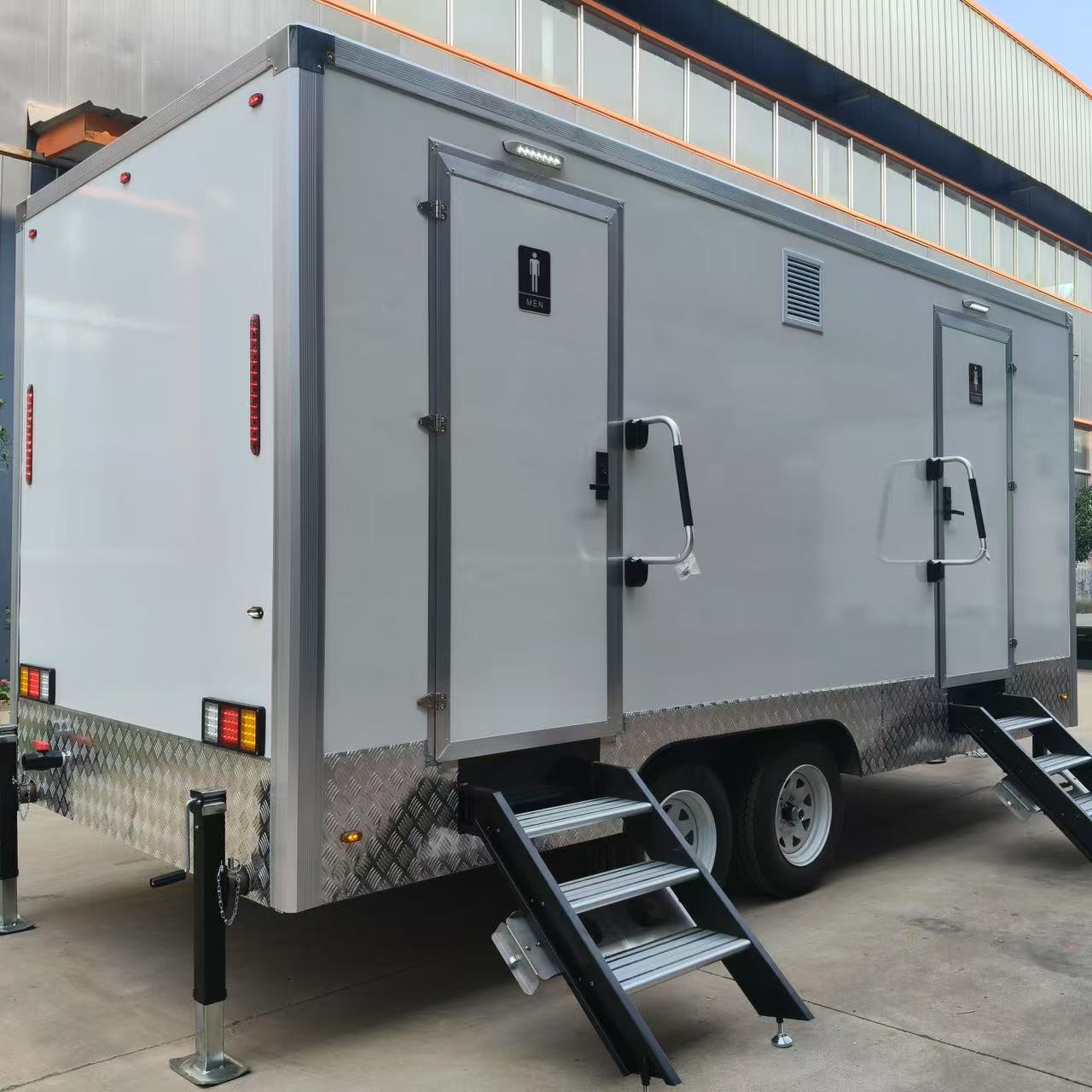 ポータブルプレハブモダンなカスタマイズ可能な耐久性のある屋外トイレシャワートイレトレーラー公園用
