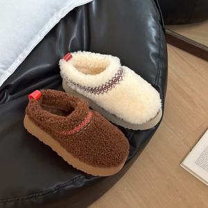 厚底のファー付き一体型テディベア風カール毛のスノーブーツ。保温性に優れた厚手仕様で、可愛らしいファーブーツ。履き心地の良いレディースブーツ