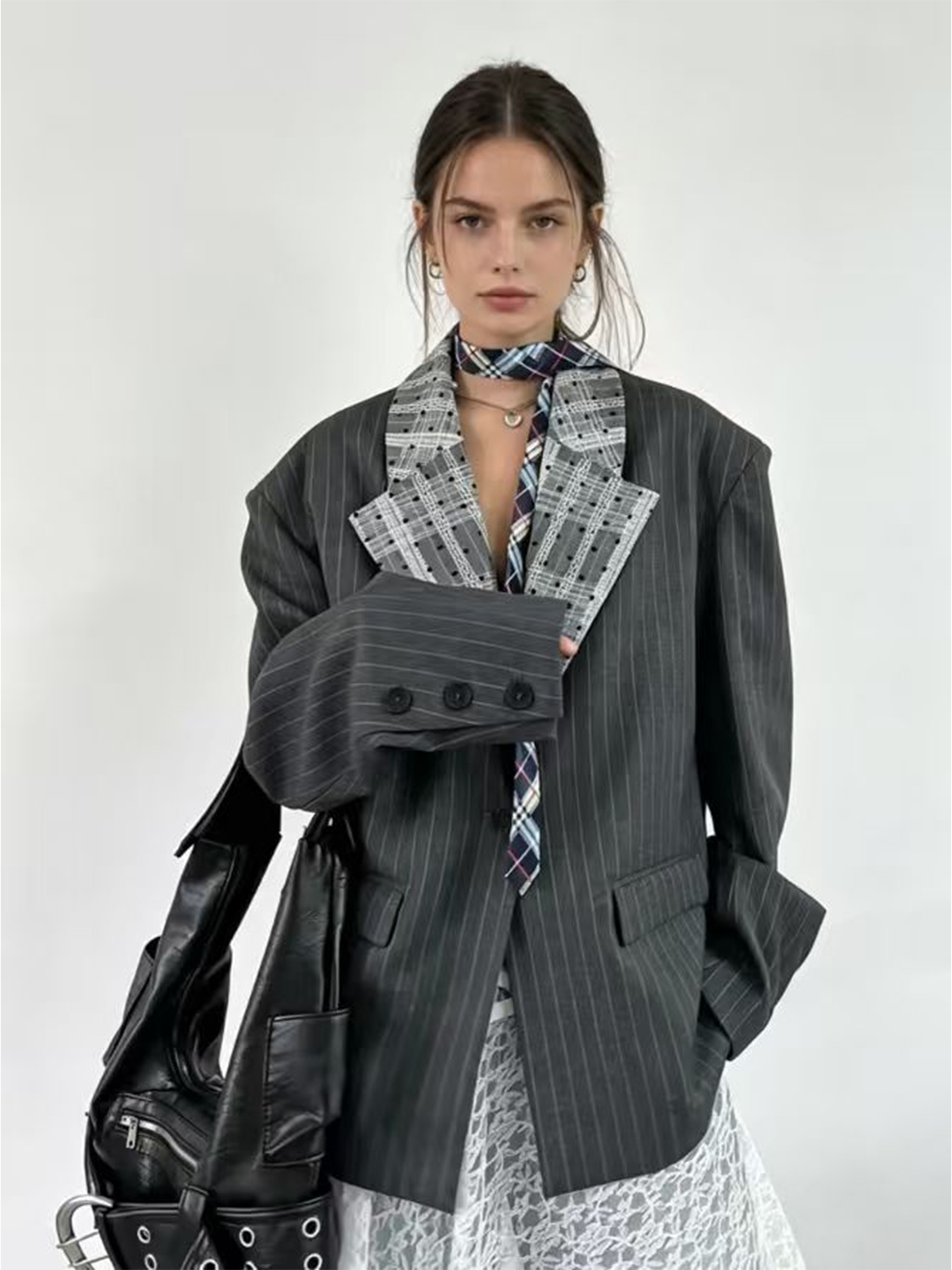 女性のダークグレーストライプブレザージャケット Y2k 2000 年代ヴィンテージスーツコートファッションカジュアル長袖 V ネックオーバーサイズアウター秋