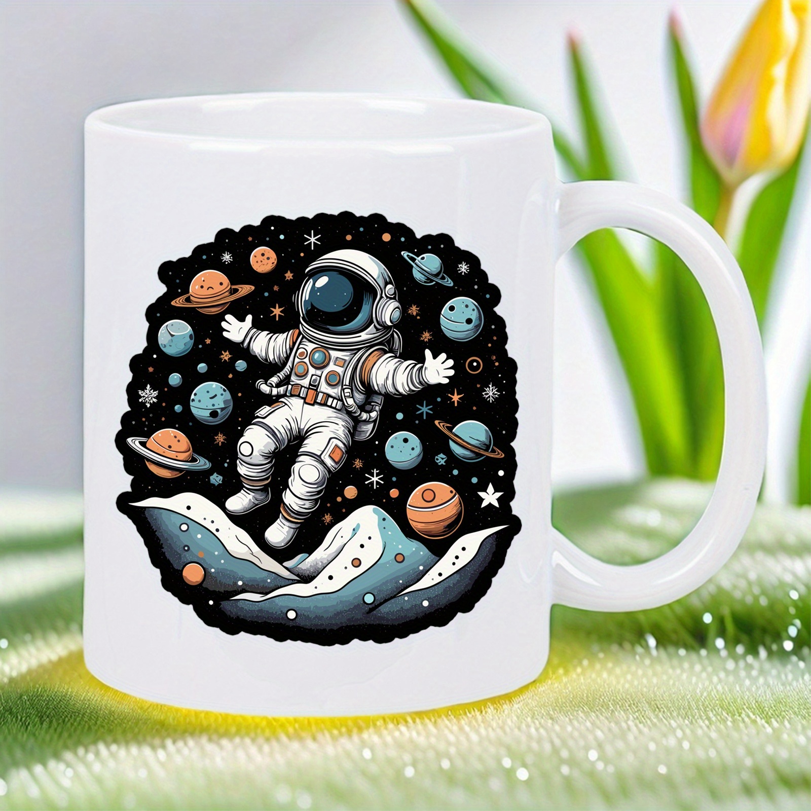 宇宙飛行士マグ - 惑星の外に浮かぶ宇宙飛行士が描かれた宇宙をテーマにしたコーヒーカップ、家庭、オフィス、または天文学のギフト用のセラミックカップ