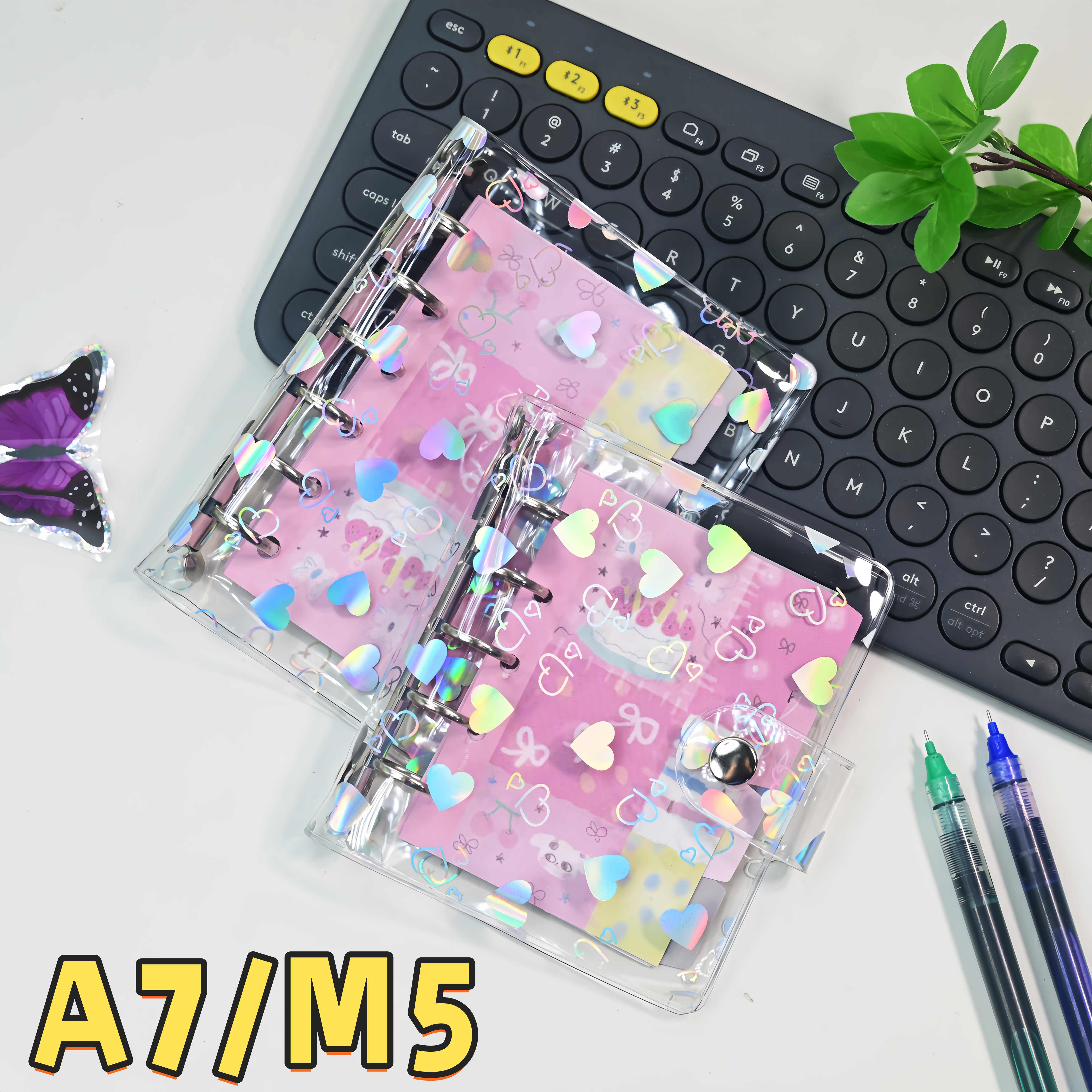 A7 M5 ミニホログラフィックハートクリア6リングバインダー、かわいい漫画の仕切りタブ4枚付き、スナップボタンポケット付きルーズリーフフォルダー（写真用）