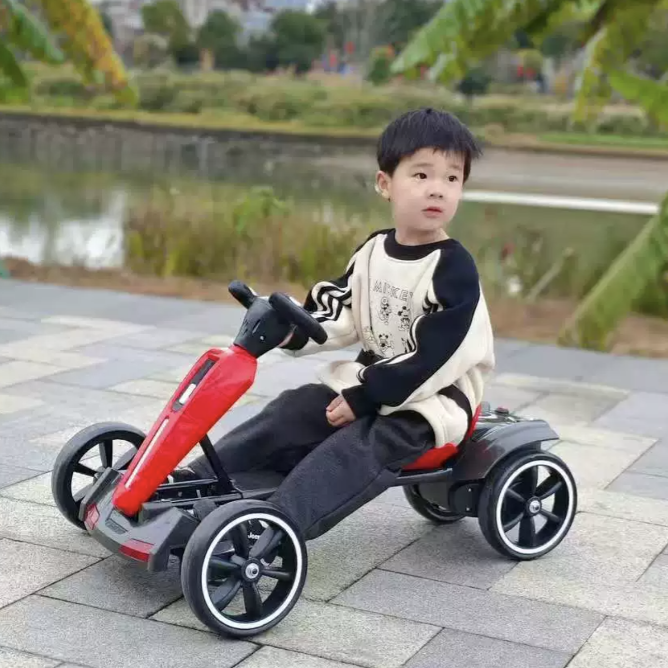 LEDライトと音楽付きの新しい子供用電動カート、四輪は1-3から6歳向けのリモコンおもちゃの車に乗ることができます