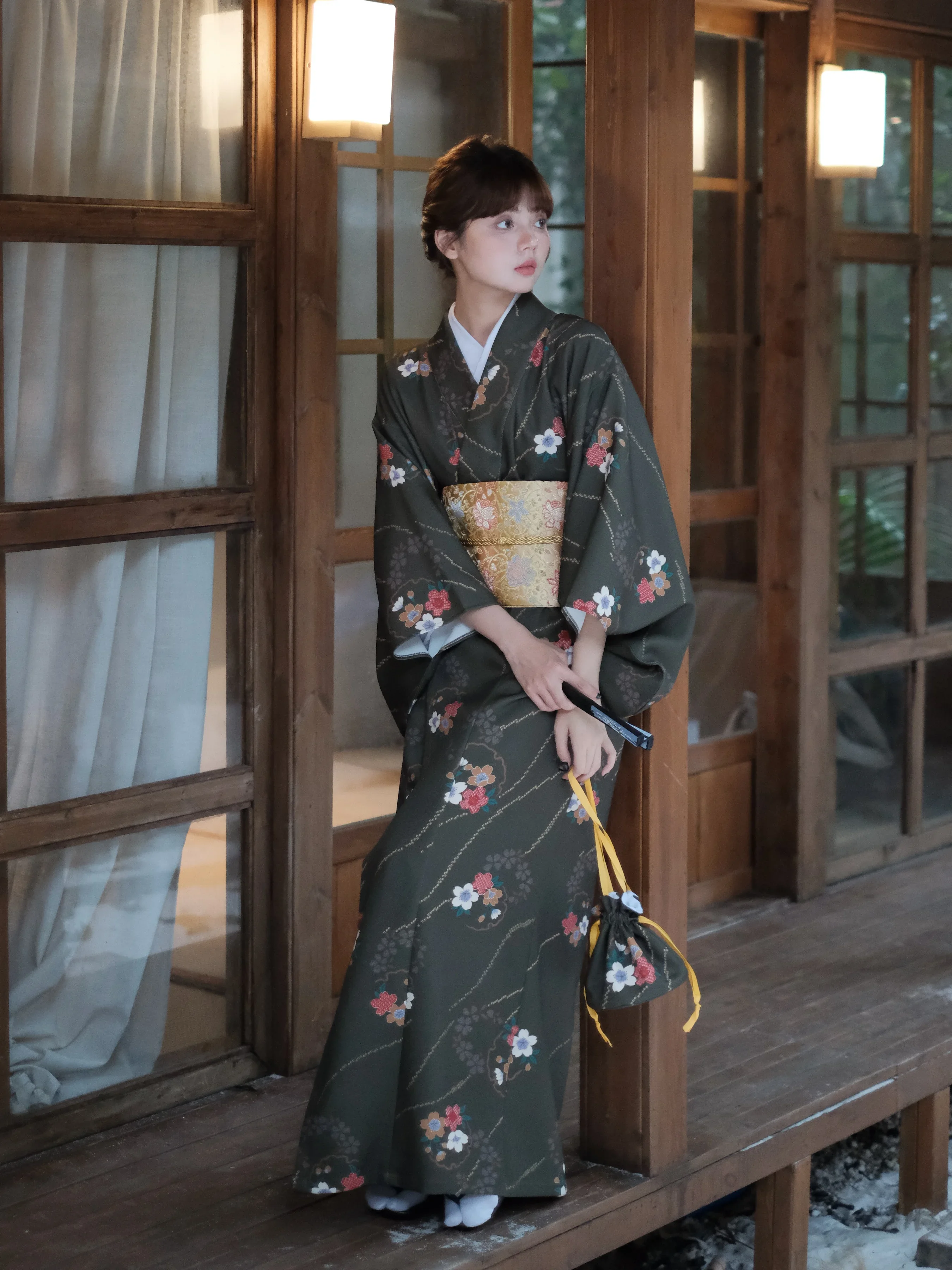 ダークグリーン花柄女性の日本の着物ステージパフォーマンスドレス修正されたフォーマル浴衣コスプレ衣装
