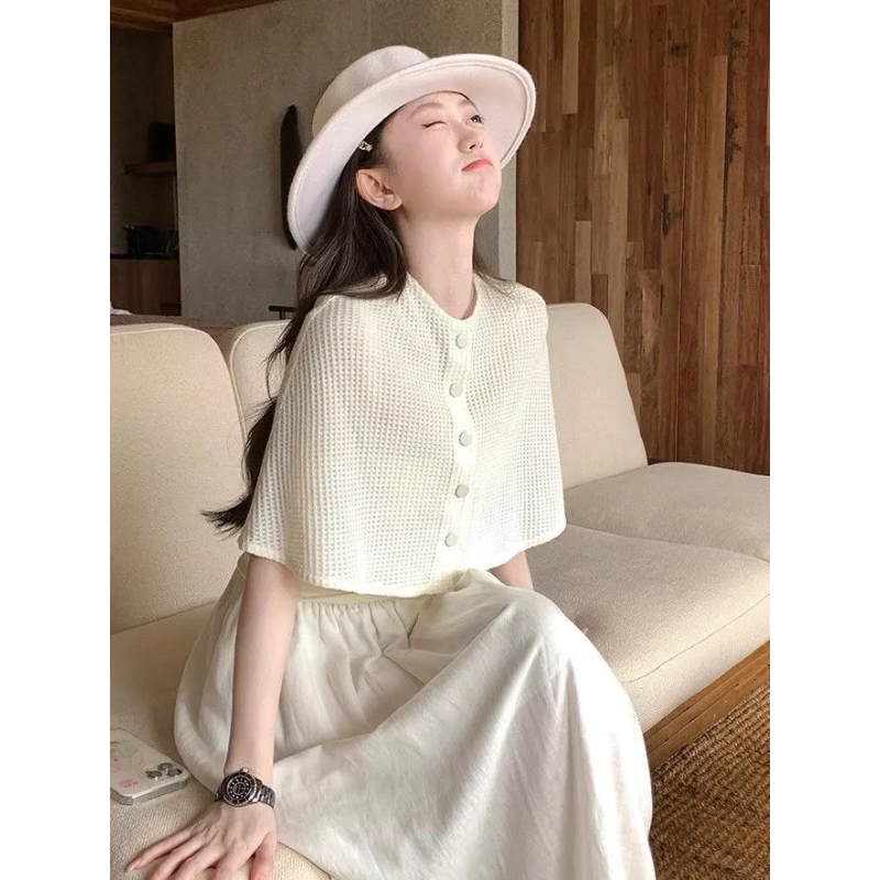重ね着用のマントとブラウスを備えた女性用サマートラベルウェア