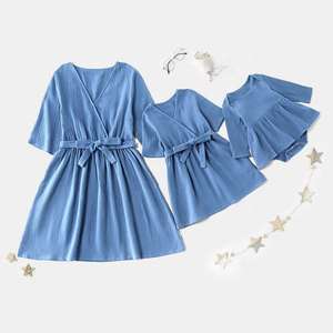 最新の夏用ファミリーコーディネート　ママと私のブルーのロングワンピース、ベビー用ロンパース、男の子・女の子用