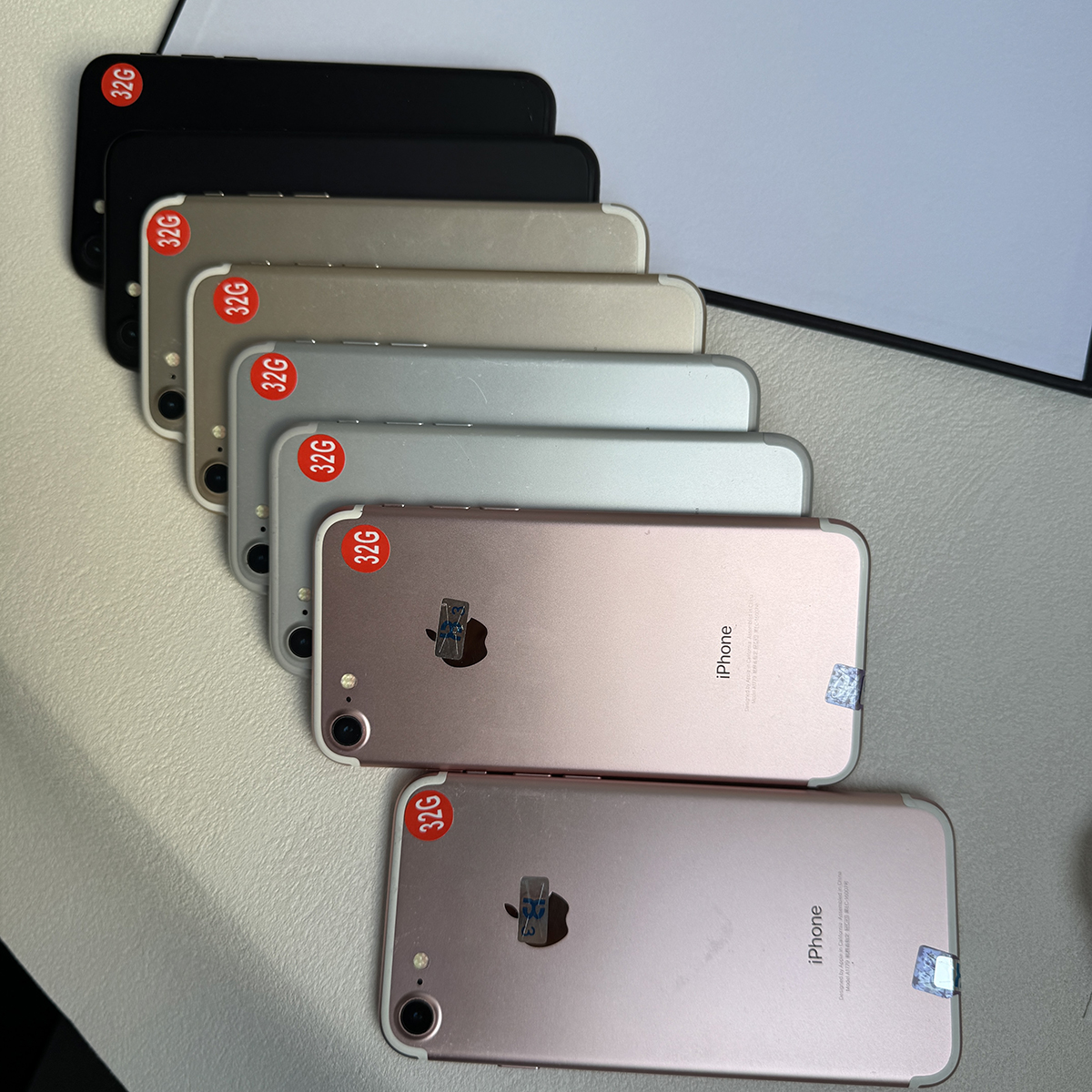 オリジナルロック解除 Apple iPhone 7 4G LTE 携帯電話 4.7 ''12MP 32GB/128GB/256GB ROM 指紋タッチ ID スマートフォン