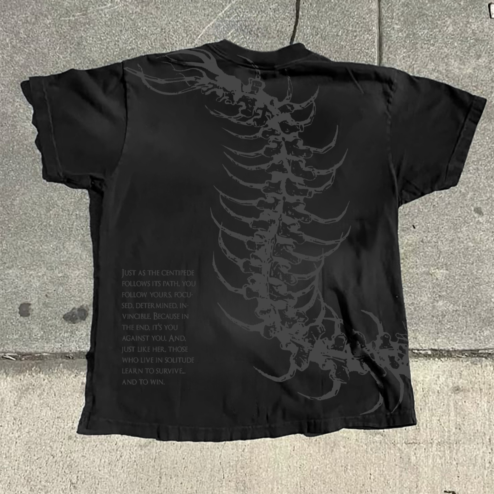 ヴィンテージダークムカデ骨格グラフィックコットンプリント Tシャツ男性 Y2K 夏半袖オーバーサイズ Tシャツ女性カジュアル Tシャツトップス