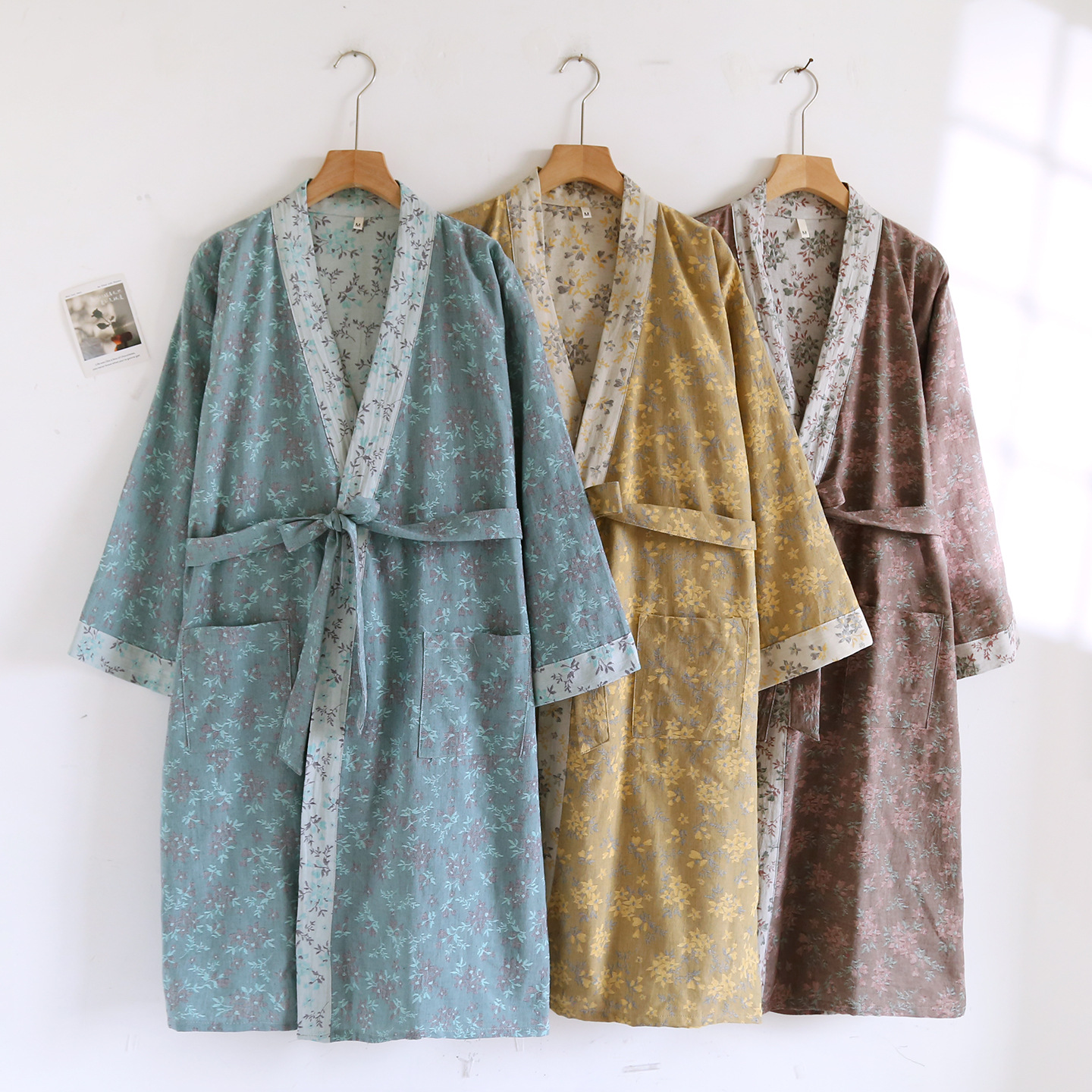 綿着物ローブ ベルトとダブルポケット付き ファッショナブルな花柄プリントパジャマ服 女性用 春と秋