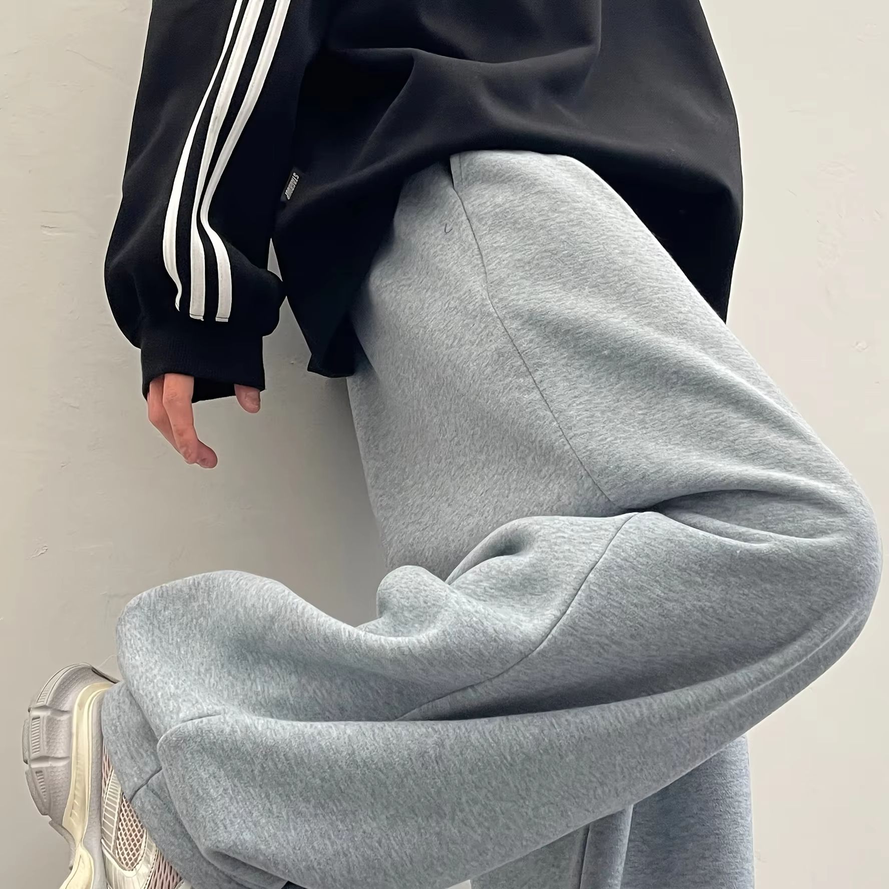メンズ超ゆったりスポーツパンツ。ライトグレー、カジュアルなストレートレッグデザイン、高品質の生地、シンプルなスタイル。ストリート男性