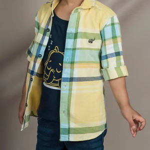 男の子用おしゃれなチェック柄シャツにプリントTシャツとジーンズを合わせたセット。子供用カジュアルな夏服、おしゃれな男の子用ファッション