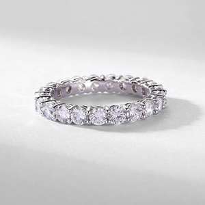 18Kゴールド製のオーダーメイド 1カラットのレディース婚約指輪。ラボダイヤモンド（ラウンドブリリアントカット）、NGTC認定の婚約・結婚指輪。スタイリッシュなジュエリーデザイン。