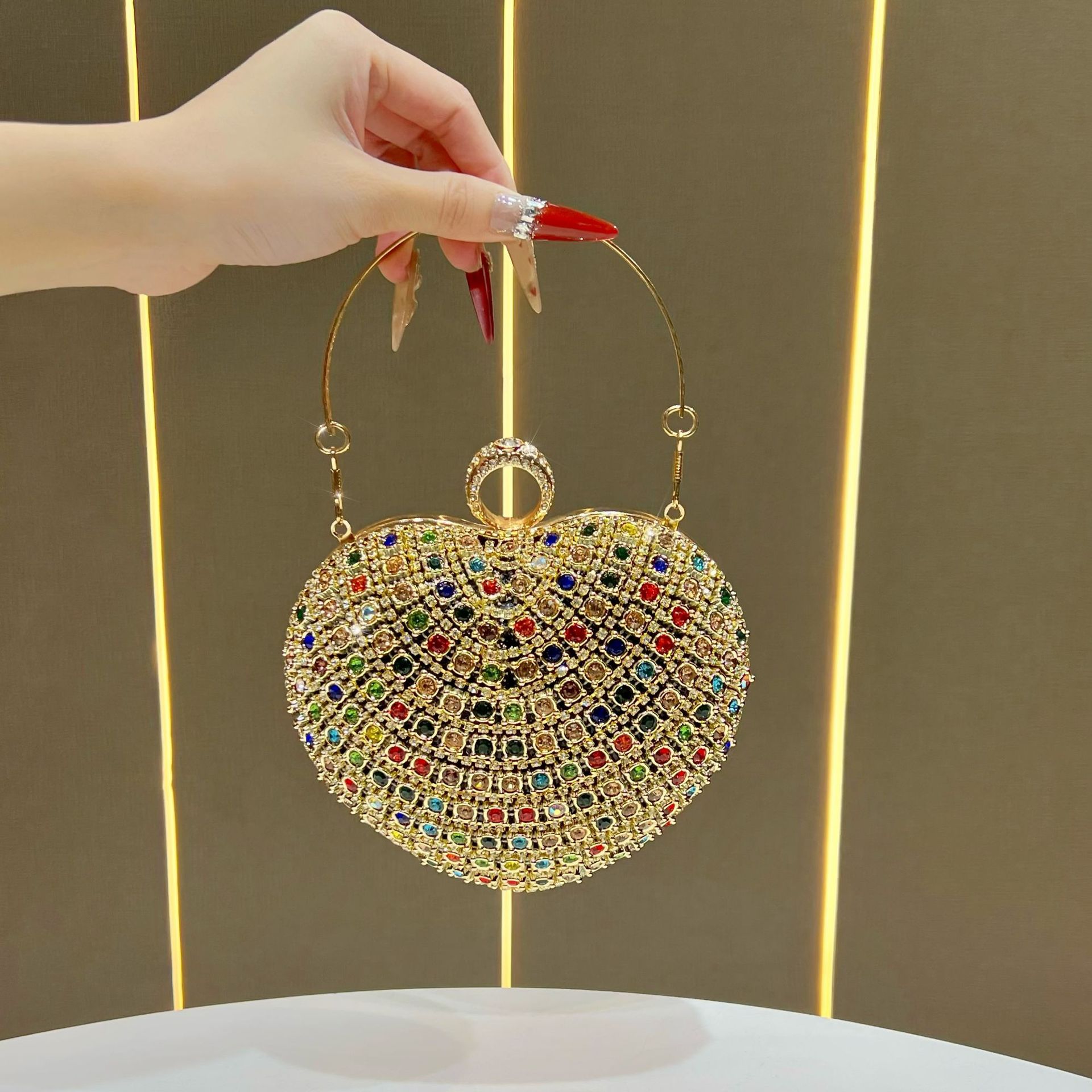 ハートシェイプダイヤモンドイブニングバッグ女性のための高級パーティー結婚式のディナーバッグチェーンショルダークロスボディバッグレディースエレガントなクラッチ