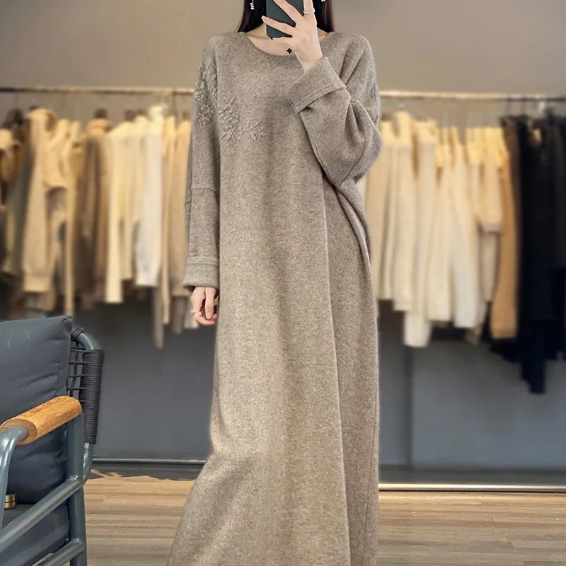 女性のプラスサイズカシミヤドレスラウンドネックルーズフィット怠惰な風刺繍ピュアウールニットセーター秋冬