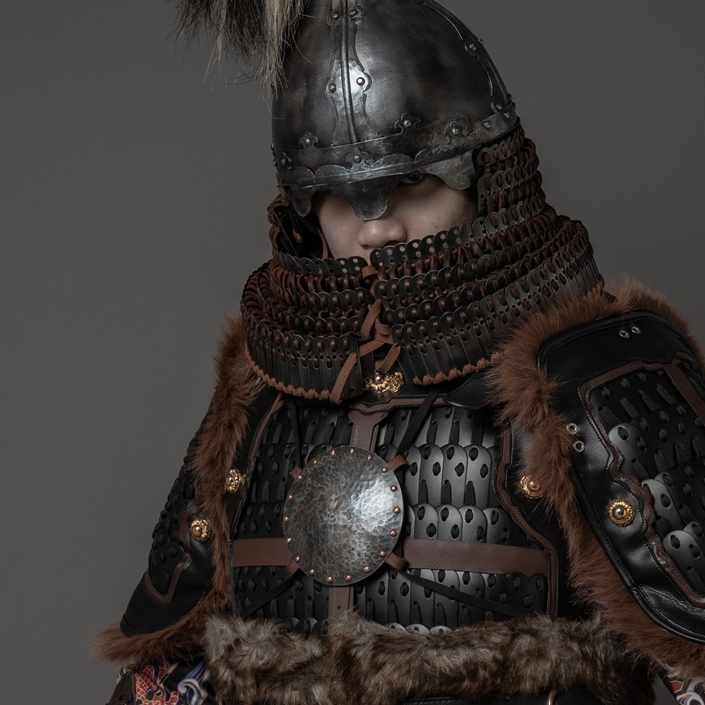 漢服の甲冑を着た戦士のためにデザインされたエンボス模様の古めかしい金属製胸当て