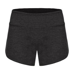 女性用エコフレンドリー、通気性に優れたミッドライズストレッチメリノウールヨガショーツ。ロゴ入り、無地染め。ジムやビーチに最適です。