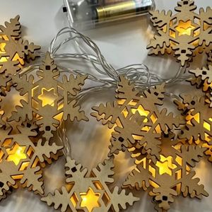 木製の中空スノーフレーク型LEDライトストリング、クリスマス装飾、温かみのある光、お祝いの雰囲気を演出する装飾ライト