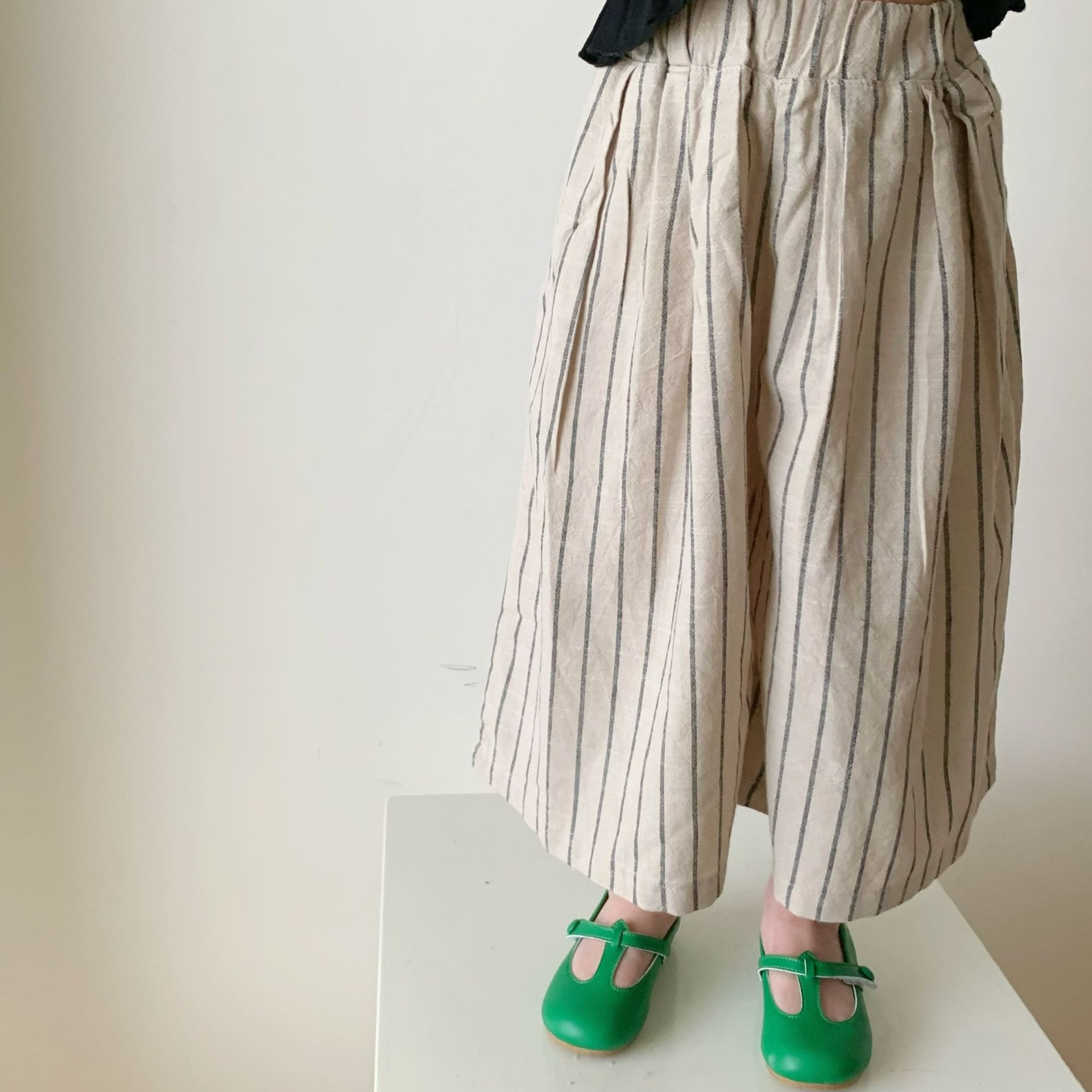 韓国子供服 2024 夏の男の子と女の子子供のためのファッションストライプ 9 点パンツスタイル子供のためのルーズパンツ