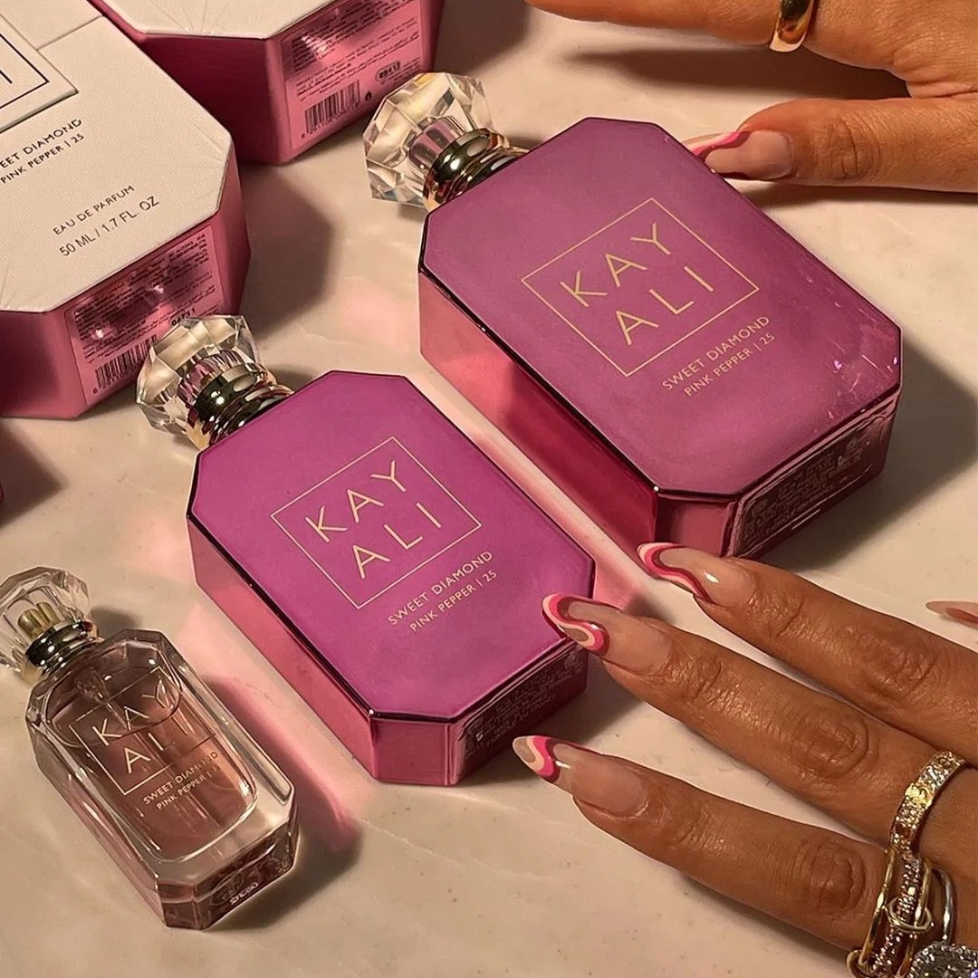魅惑的で豊かなフローラル フルーティの香りが持続する女性用の甘いローズの香水 100ml。