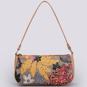 スパンコール刺繍の花柄をあしらったレディース用ファスナー付きクロスボディバッグ。春夏のカジュアルな旅行に最適です。