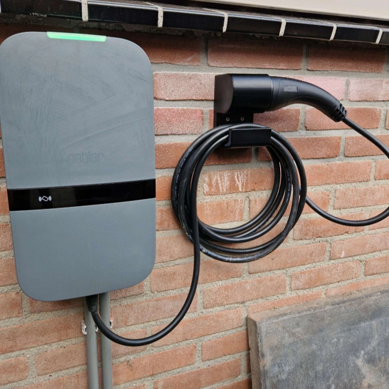 タイプ 2 EV 充電器ホルスター壁マウント 90 度 Tesla Kia 電気自動車ホルダー
