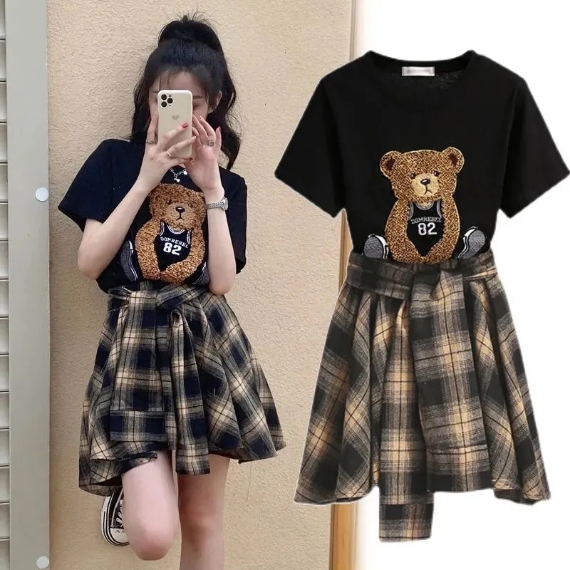 夏の女性のスカートとトップセットクマ漫画黒半袖 Tシャツチェック柄スカートスーツファッション緩い美的