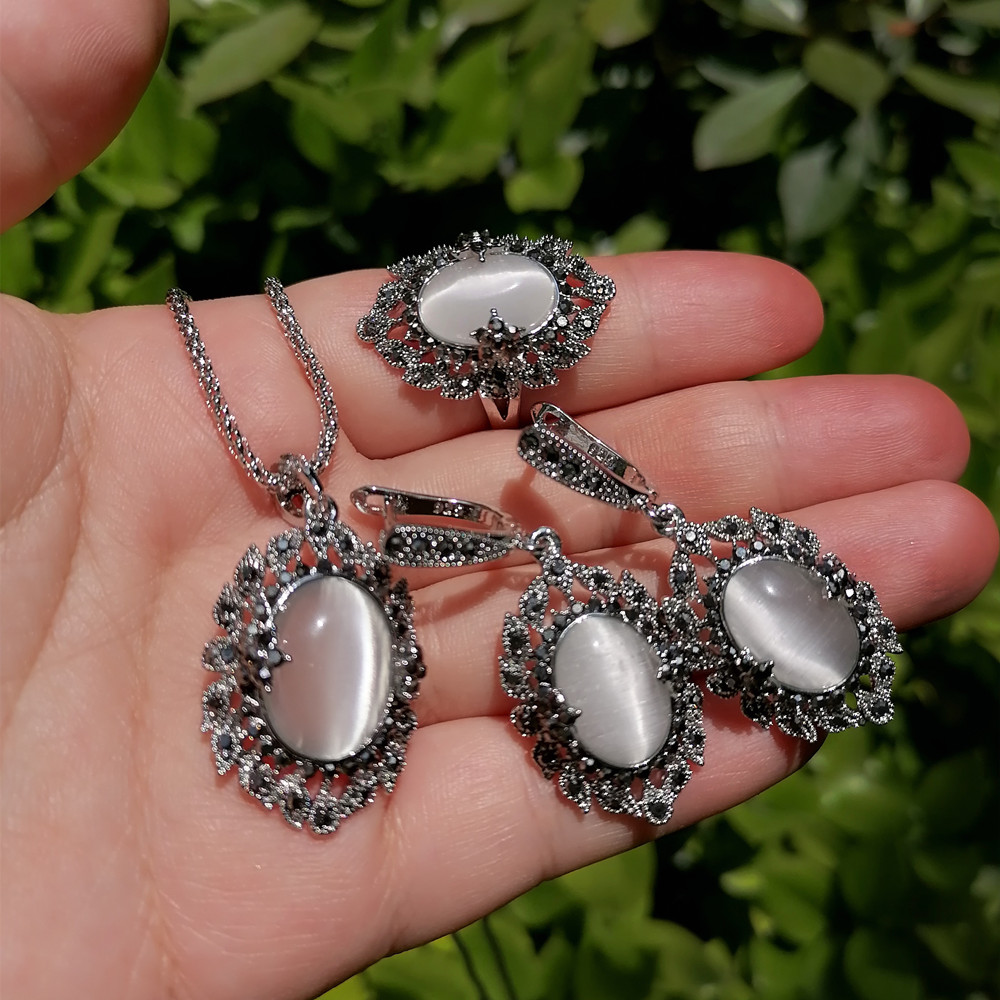 Ajojewel レトロホワイトオパールジュエリーセットのイヤリングとネックレスとリングと黒のラインストーン花つる絶妙なギフト
