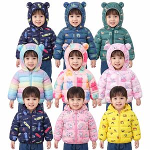 子供と赤ちゃん向けの新しい冬物スタイル：耳当て付きの軽量フード付き暖かいコットンジャケット（男の子用と女の子用）。