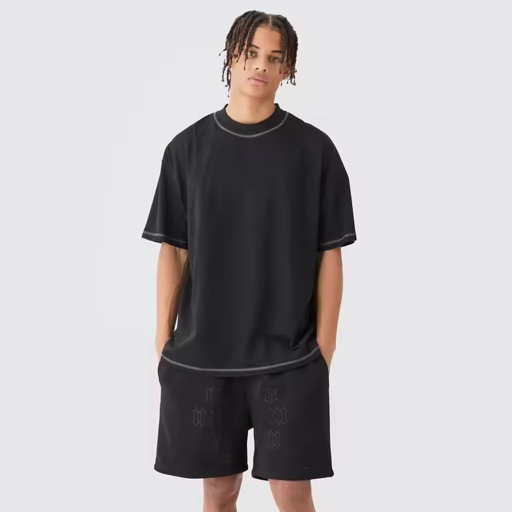 メンズカジュアルコットンTシャツセット、通気性ショーツ付き、スクリーンプリントロゴとコントラストカラーステッチカスタムOEMセット