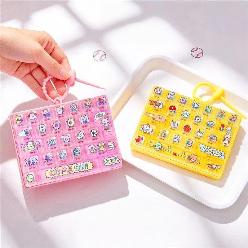 1 個かわいい減圧おもちゃ 26 キー減圧ボタンおもちゃモデル子供のバッグぶら下げ装飾品小さなペンダント装飾