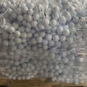 低品質のボールを製造しているメーカーから仕入れた、2層構造の無地カラーゴルフボールを卸売りで出荷する準備を進めている。
