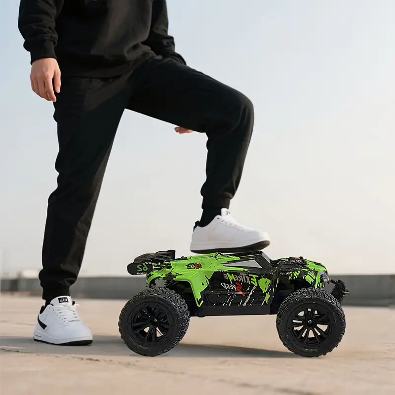 高速ラジコンカー、1:18スケールラジコンモンスターオフロードビークル、さまざまな地形に適した耐久性のあるボディ