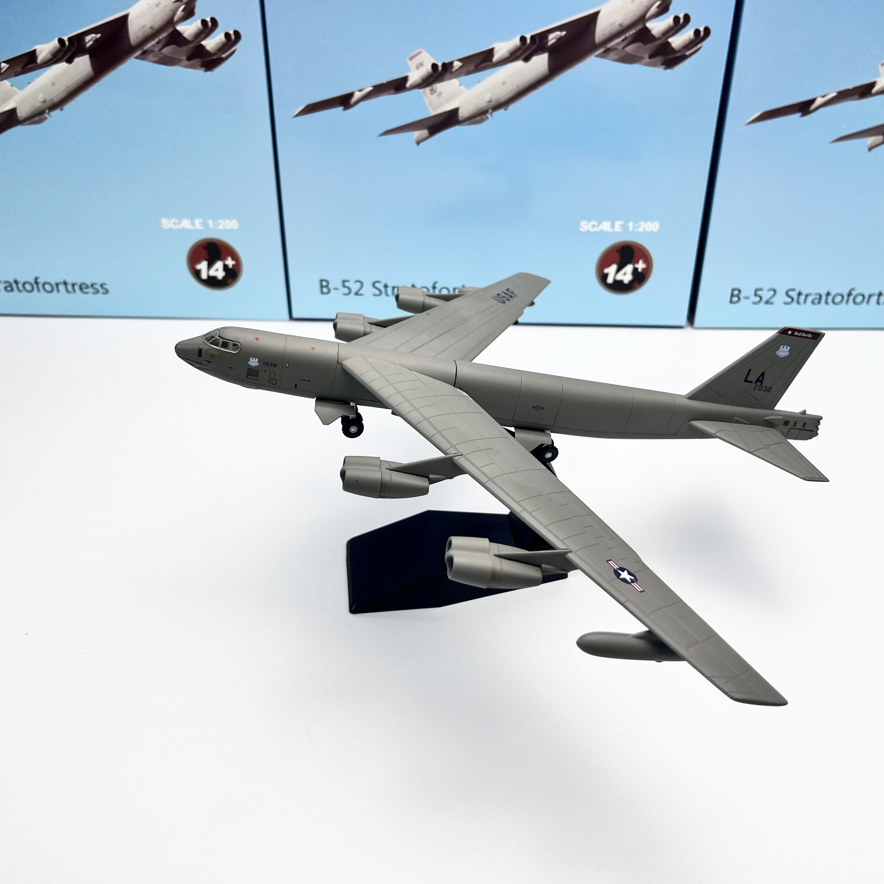1/200 スケール B52 Stratofor ジェット駆動戦略爆撃機 B-52 長距離亜音速ダイキャストメタル飛行機飛行機航空機モデル