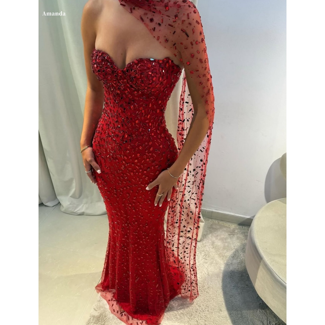 アマンダカスタマイズされた女性レッドストラップレスウエディングドレススパンコールワンショルダーケープvestidos de nocheマーメイドマキシフォーマルイブニング2025