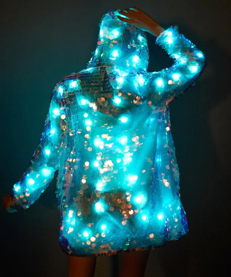 フェイクファー女性光るジャケットライトアップナイトクラブバーパーティージャケット LED 発光スパンコールステージカラフルなマント長袖コーティング