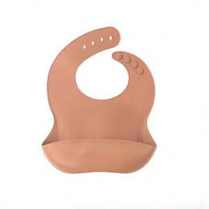 花柄がプリントされた人気のベビー用授乳用品、女の子向けのカスタムゴムバンド付きよだれかけ。