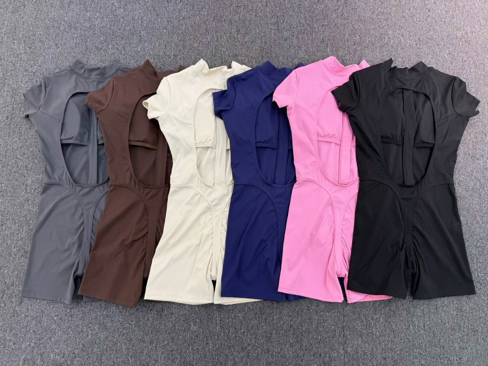 女性ジムハーフオープンジッパー胸の背中の開いたヨガ服フィットネスダンスジャンプスーツヒップリフティングタイトなボディスーツヨガスポーツウェア